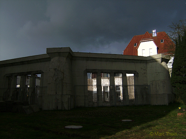 Die Grundmauern des Wasserturms und die alte Villa